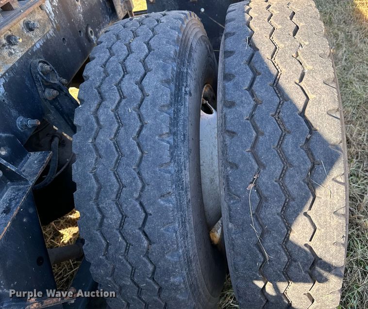 image for item EG6775 2004 International 7500 semi truck