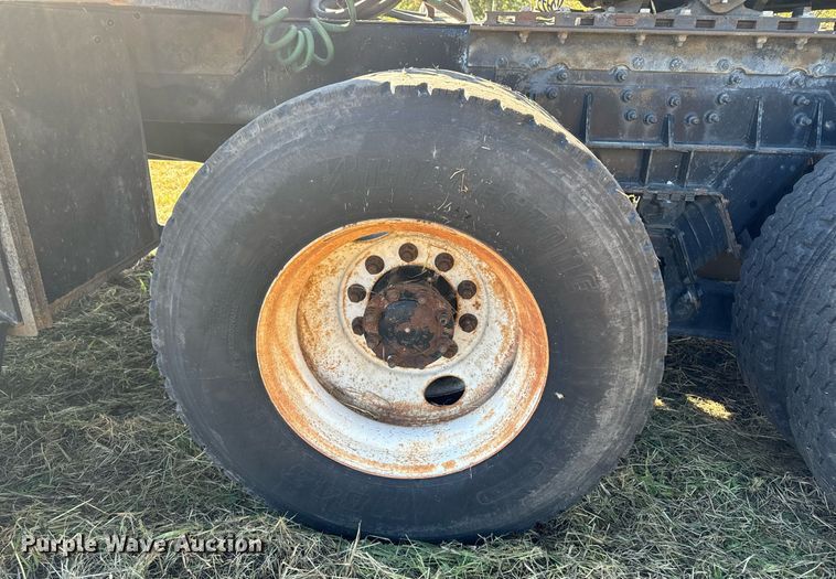 image for item EG6775 2004 International 7500 semi truck