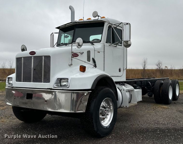 image for item EG6976 2004 Peterbilt 330 truck cab and chassis
