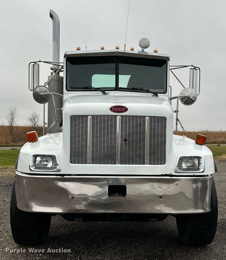 image for item EG6976 2004 Peterbilt 330 truck cab and chassis