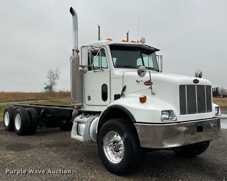 image for item EG6976 2004 Peterbilt 330 truck cab and chassis