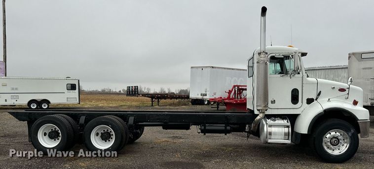 image for item EG6976 2004 Peterbilt 330 truck cab and chassis