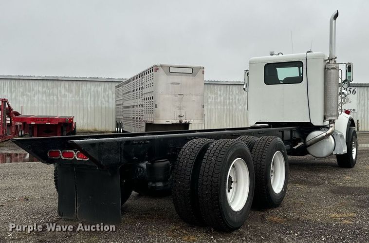 image for item EG6976 2004 Peterbilt 330 truck cab and chassis