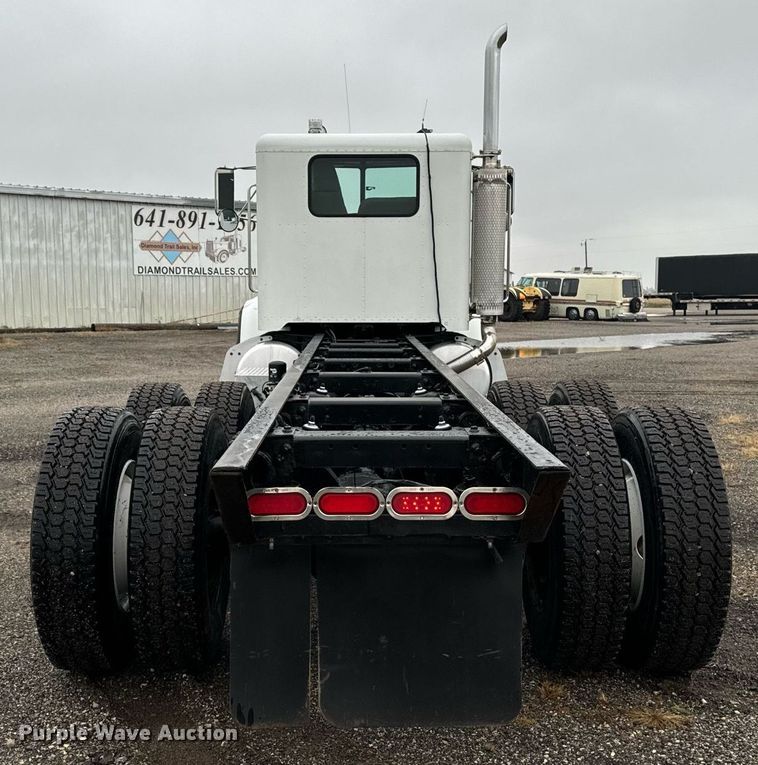 image for item EG6976 2004 Peterbilt 330 truck cab and chassis