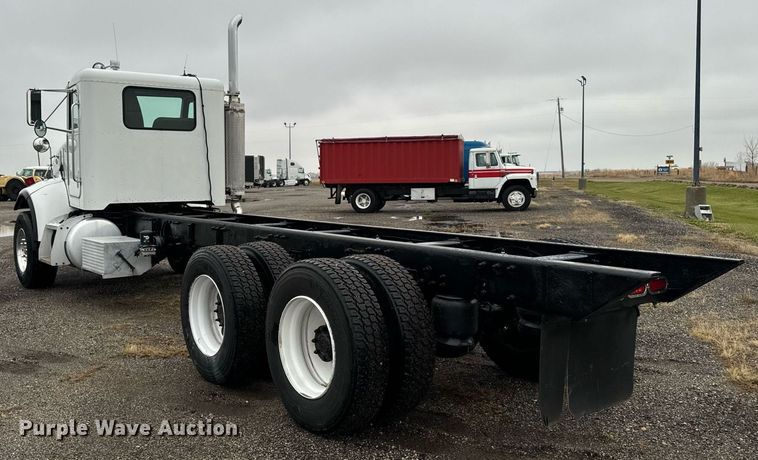 image for item EG6976 2004 Peterbilt 330 truck cab and chassis