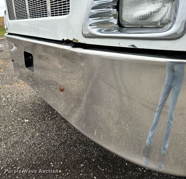 image for item EG6976 2004 Peterbilt 330 truck cab and chassis