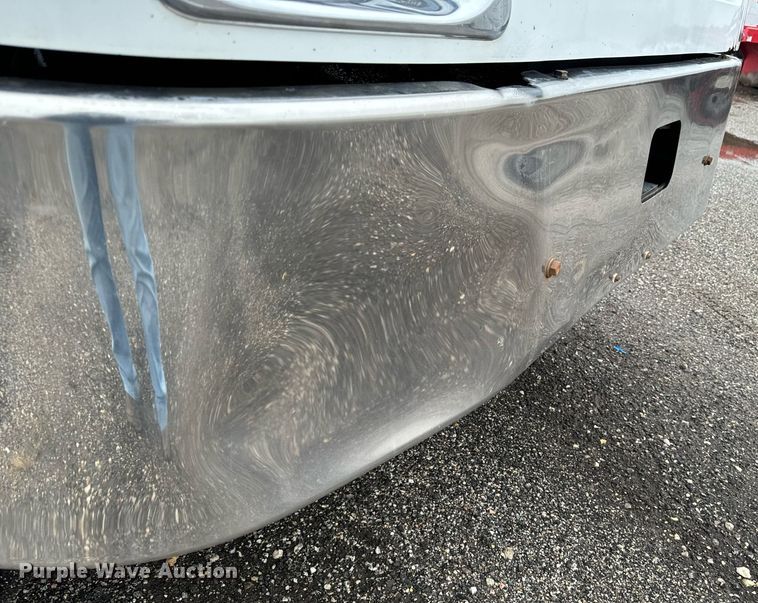 image for item EG6976 2004 Peterbilt 330 truck cab and chassis