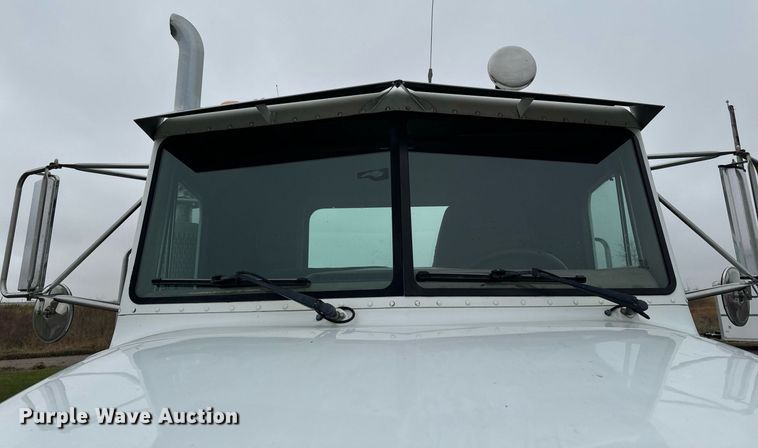 image for item EG6976 2004 Peterbilt 330 truck cab and chassis