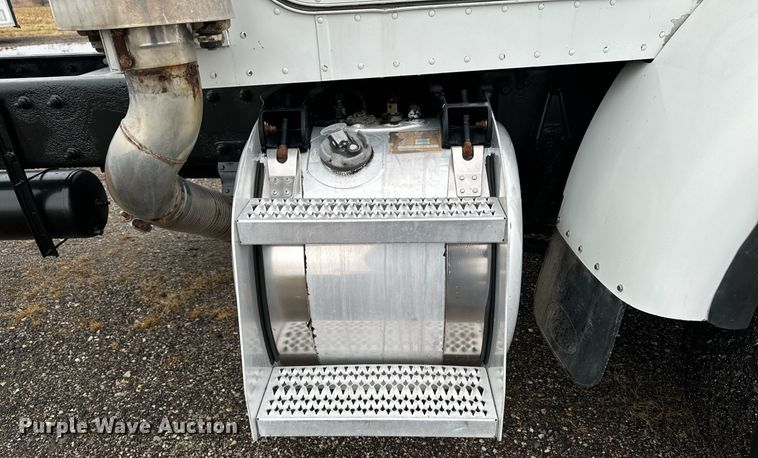 image for item EG6976 2004 Peterbilt 330 truck cab and chassis