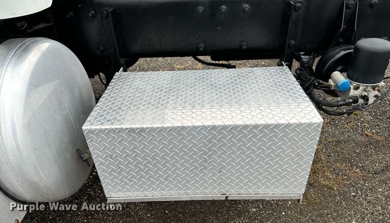 image for item EG6976 2004 Peterbilt 330 truck cab and chassis