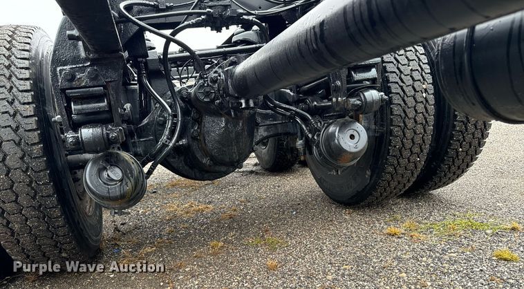 image for item EG6976 2004 Peterbilt 330 truck cab and chassis