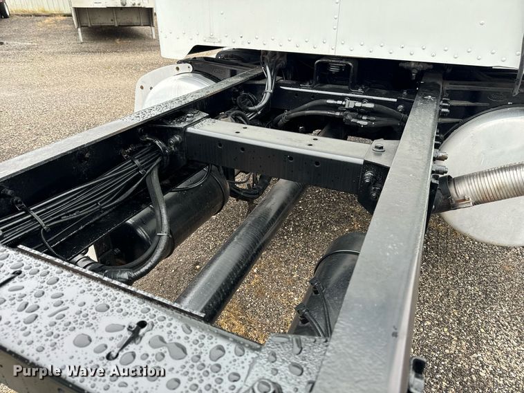 image for item EG6976 2004 Peterbilt 330 truck cab and chassis