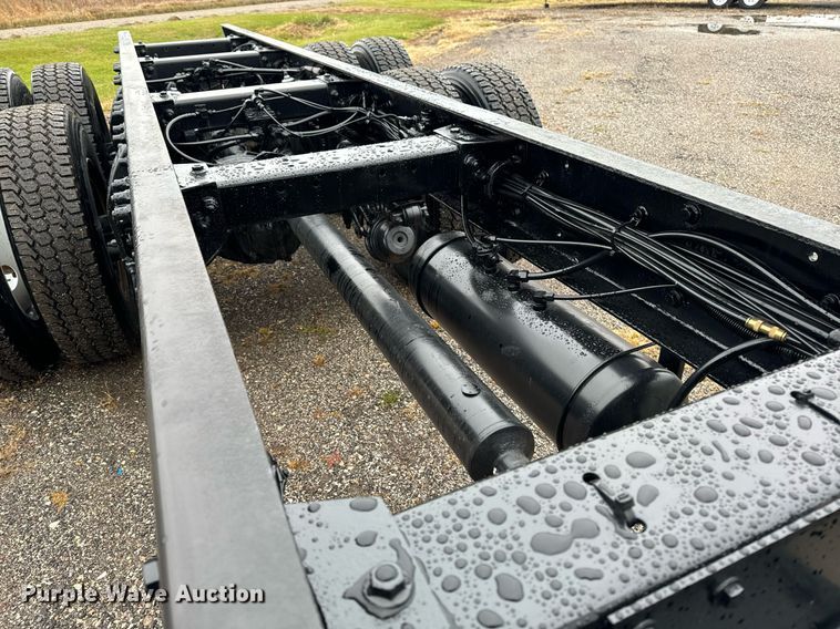 image for item EG6976 2004 Peterbilt 330 truck cab and chassis