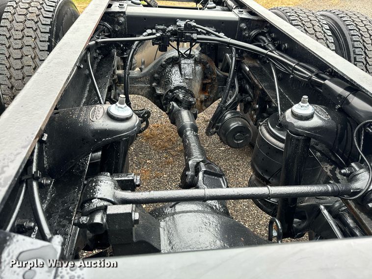 image for item EG6976 2004 Peterbilt 330 truck cab and chassis