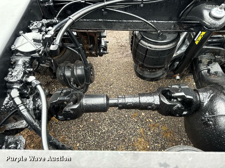 image for item EG6976 2004 Peterbilt 330 truck cab and chassis