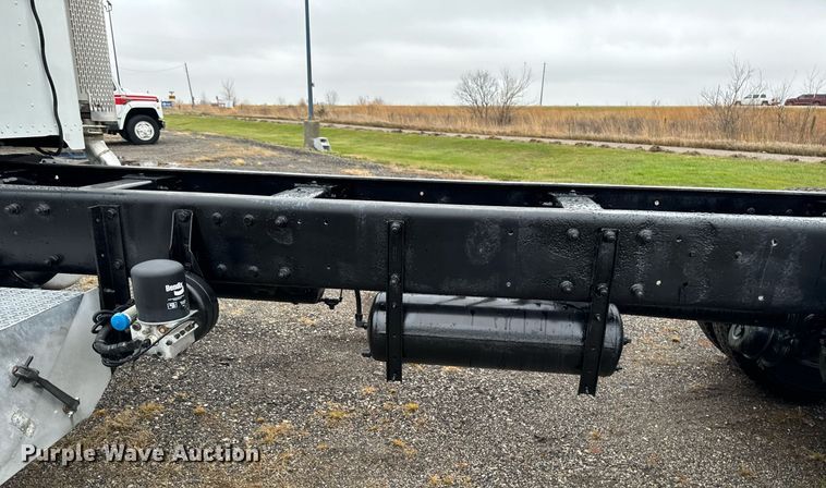 image for item EG6976 2004 Peterbilt 330 truck cab and chassis
