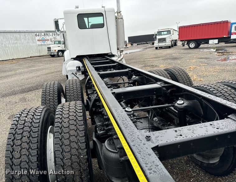 image for item EG6976 2004 Peterbilt 330 truck cab and chassis