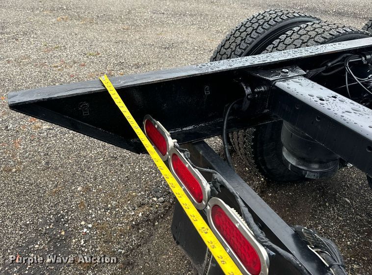 image for item EG6976 2004 Peterbilt 330 truck cab and chassis