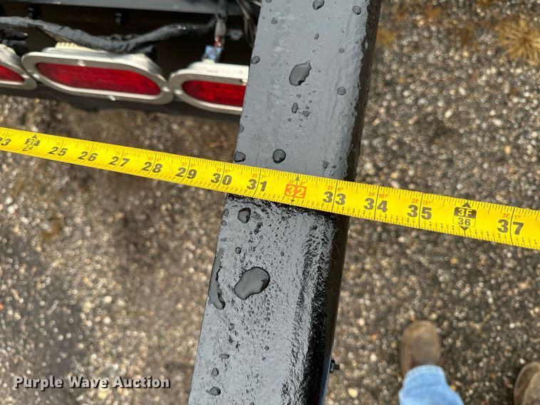 image for item EG6976 2004 Peterbilt 330 truck cab and chassis