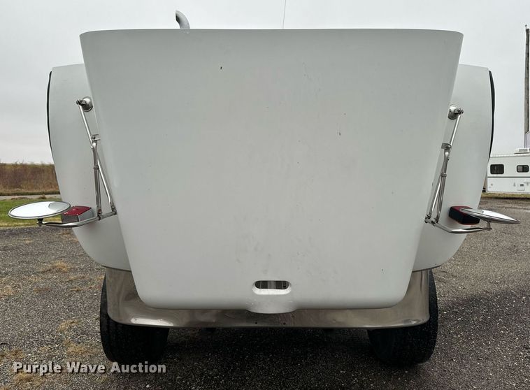 image for item EG6976 2004 Peterbilt 330 truck cab and chassis