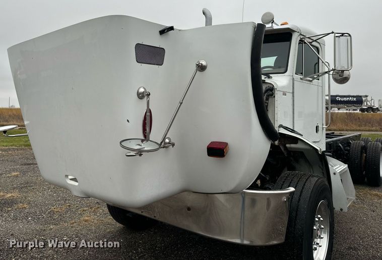 image for item EG6976 2004 Peterbilt 330 truck cab and chassis