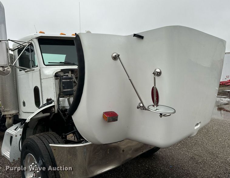 image for item EG6976 2004 Peterbilt 330 truck cab and chassis