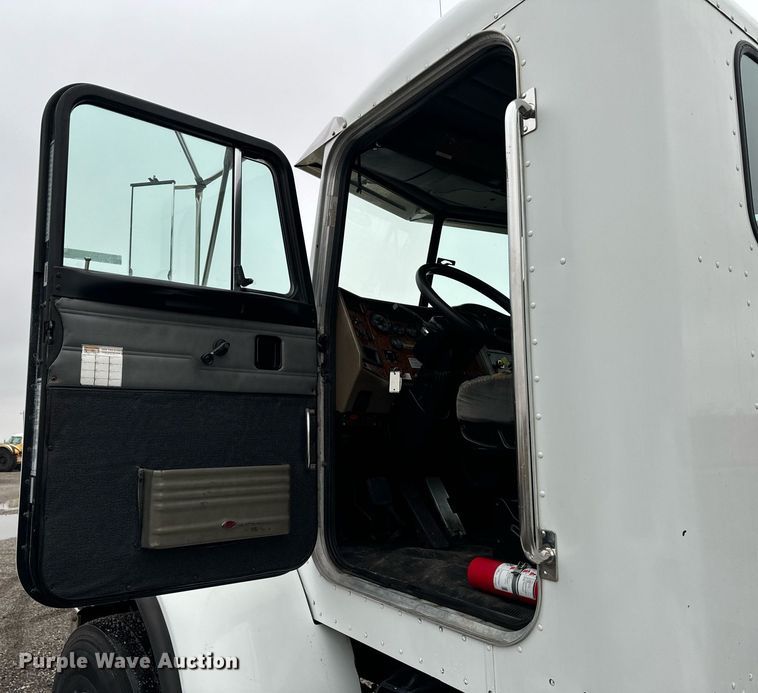 image for item EG6976 2004 Peterbilt 330 truck cab and chassis