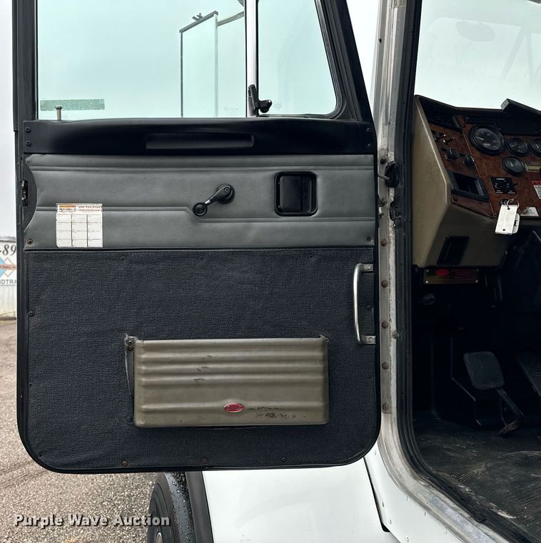 image for item EG6976 2004 Peterbilt 330 truck cab and chassis