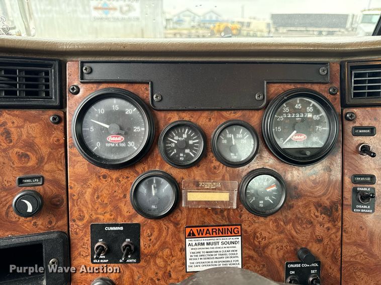 image for item EG6976 2004 Peterbilt 330 truck cab and chassis