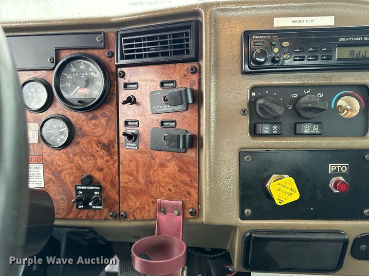 image for item EG6976 2004 Peterbilt 330 truck cab and chassis