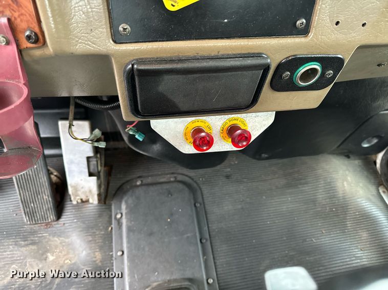 image for item EG6976 2004 Peterbilt 330 truck cab and chassis