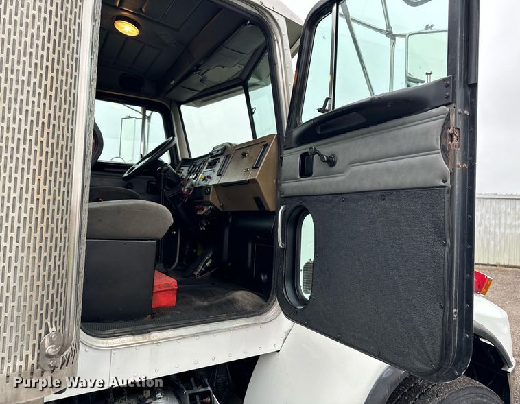 image for item EG6976 2004 Peterbilt 330 truck cab and chassis