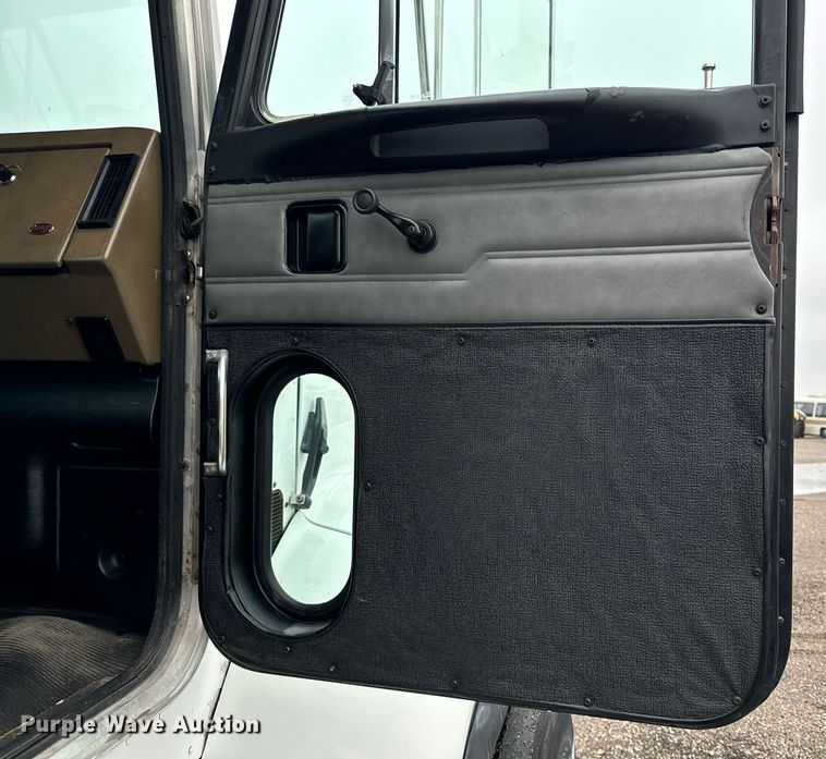 image for item EG6976 2004 Peterbilt 330 truck cab and chassis