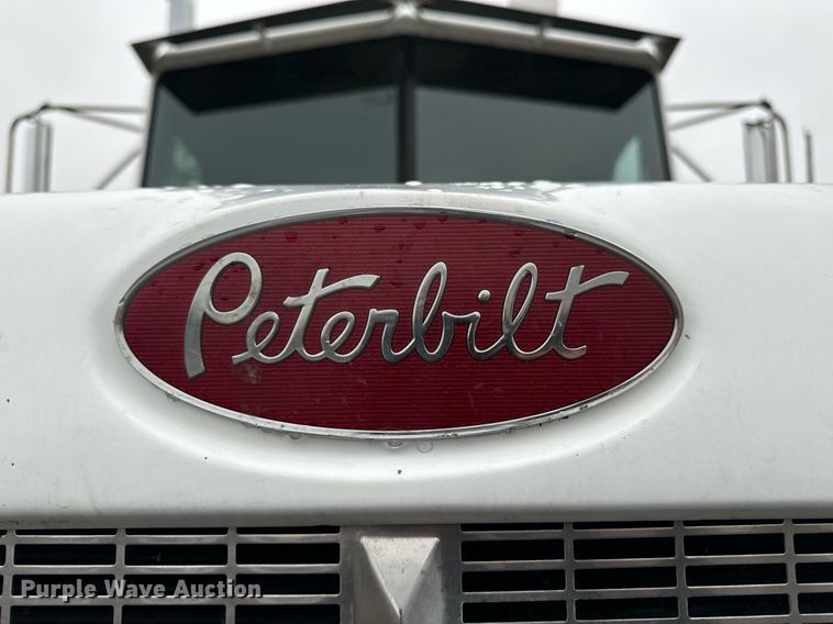 image for item EG6976 2004 Peterbilt 330 truck cab and chassis