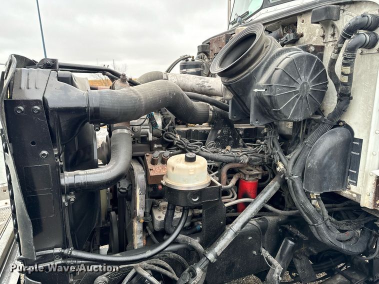 image for item EG6976 2004 Peterbilt 330 truck cab and chassis