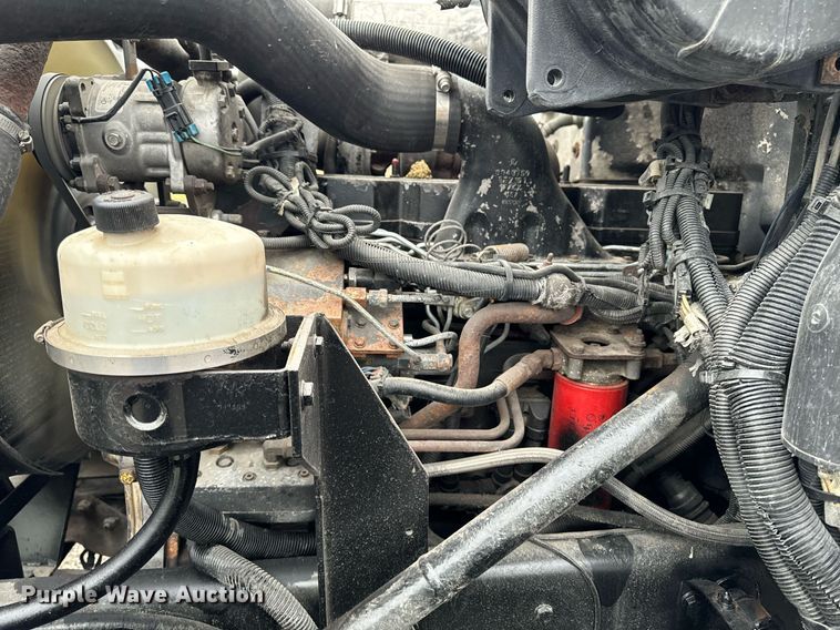 image for item EG6976 2004 Peterbilt 330 truck cab and chassis