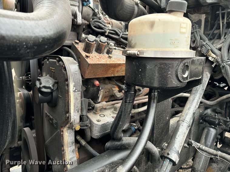 image for item EG6976 2004 Peterbilt 330 truck cab and chassis