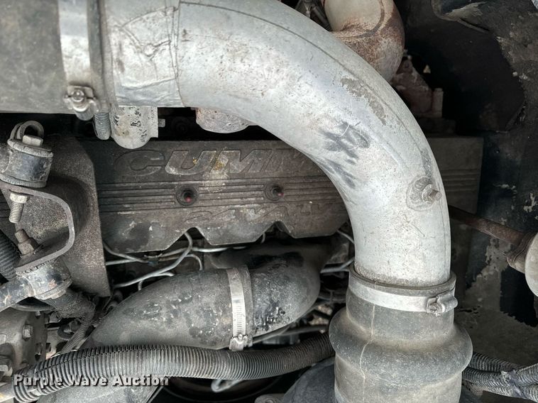 image for item EG6976 2004 Peterbilt 330 truck cab and chassis