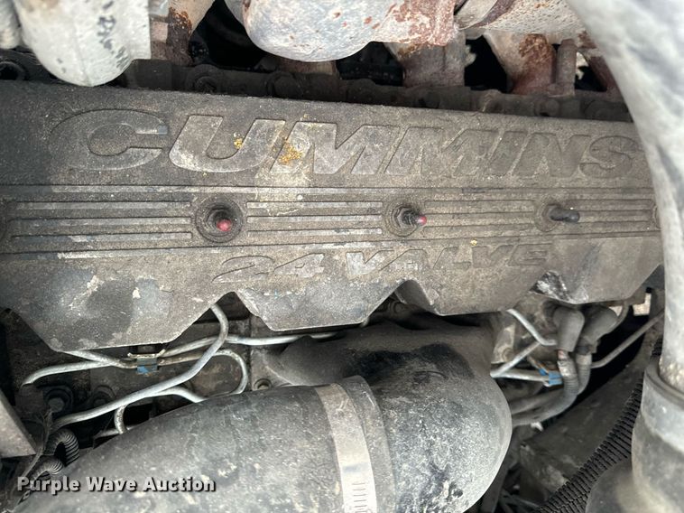 image for item EG6976 2004 Peterbilt 330 truck cab and chassis