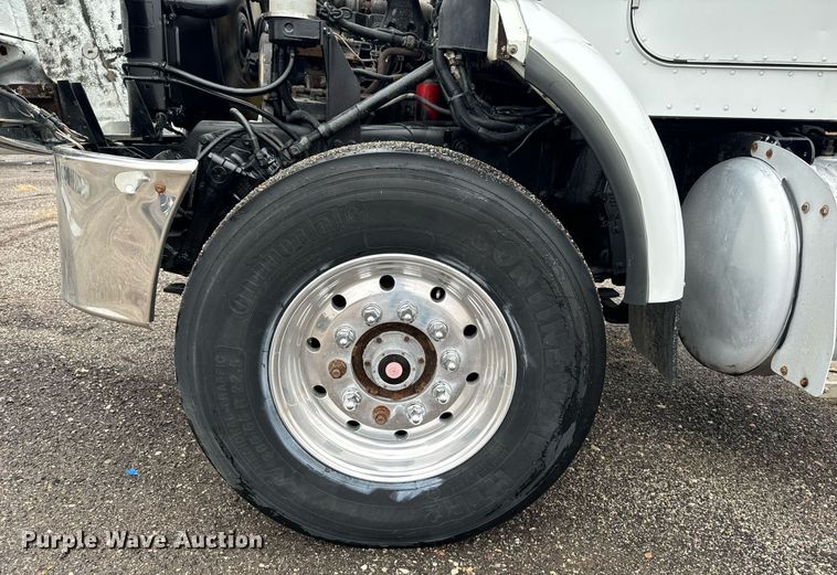 image for item EG6976 2004 Peterbilt 330 truck cab and chassis