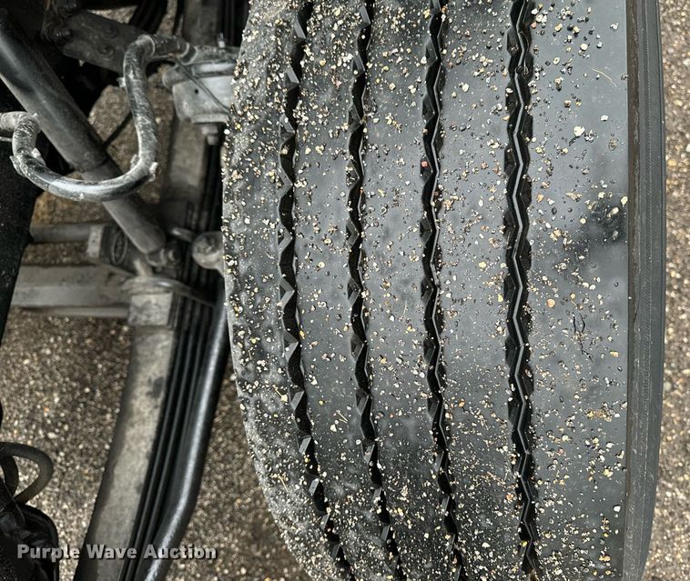 image for item EG6976 2004 Peterbilt 330 truck cab and chassis