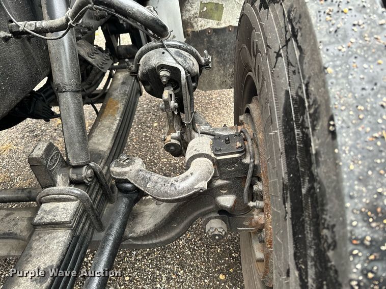 image for item EG6976 2004 Peterbilt 330 truck cab and chassis