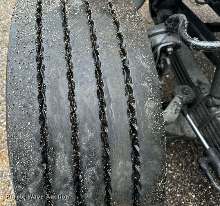 image for item EG6976 2004 Peterbilt 330 truck cab and chassis