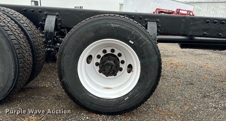 image for item EG6976 2004 Peterbilt 330 truck cab and chassis