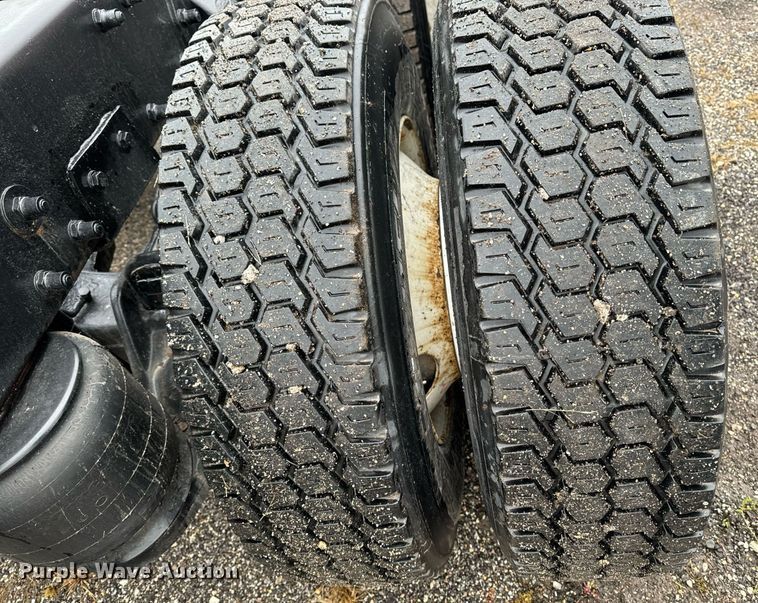 image for item EG6976 2004 Peterbilt 330 truck cab and chassis