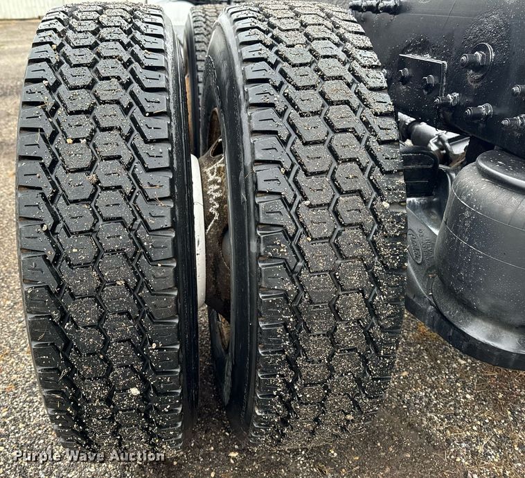 image for item EG6976 2004 Peterbilt 330 truck cab and chassis