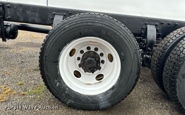 image for item EG6976 2004 Peterbilt 330 truck cab and chassis