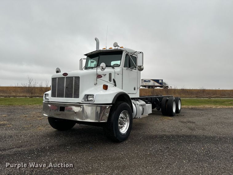 image for item EG6976 2004 Peterbilt 330 truck cab and chassis