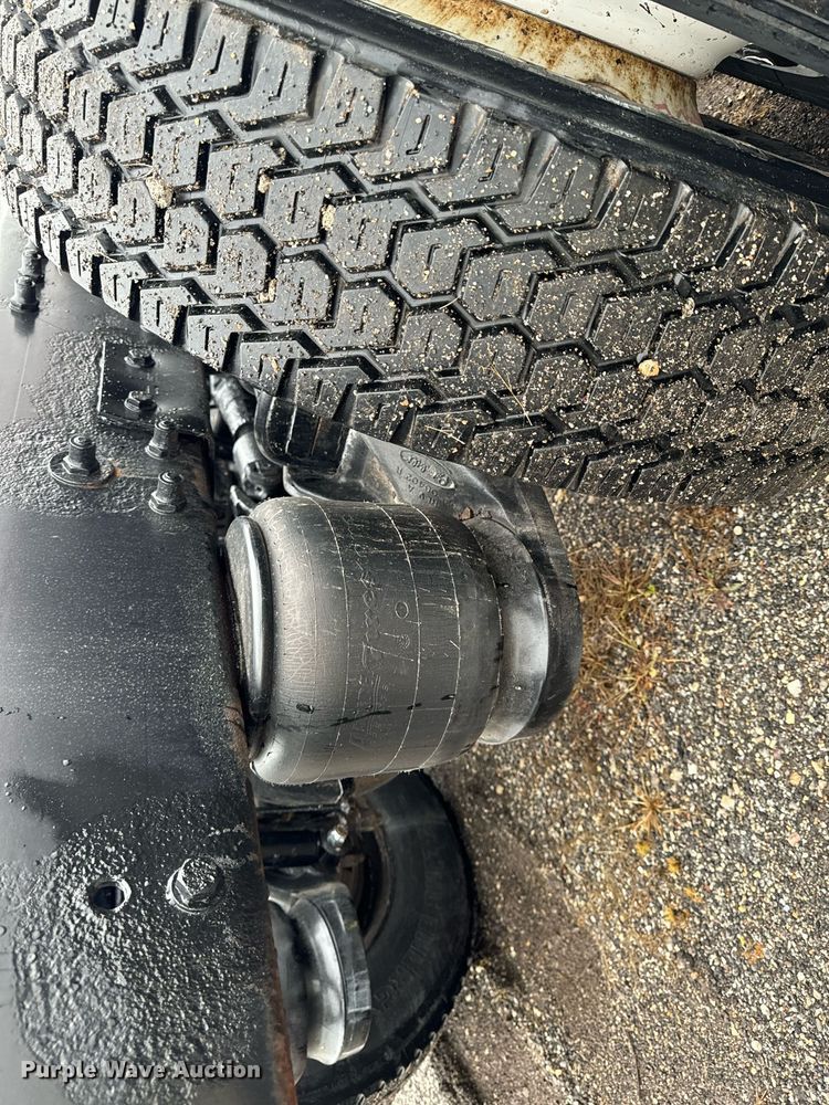 image for item EG6976 2004 Peterbilt 330 truck cab and chassis