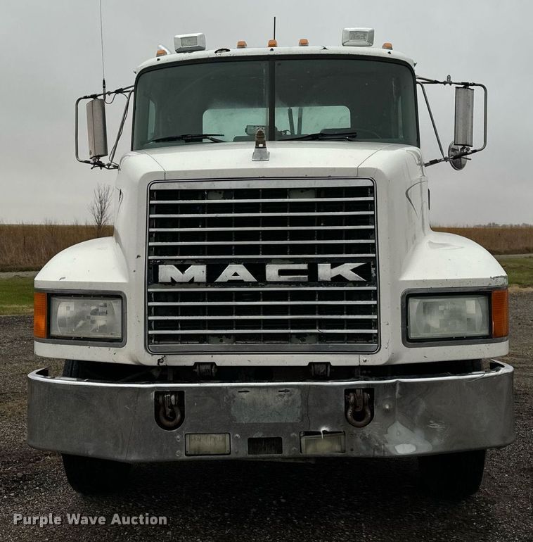image for item EG6977 1999 Mack CH613 semi truck